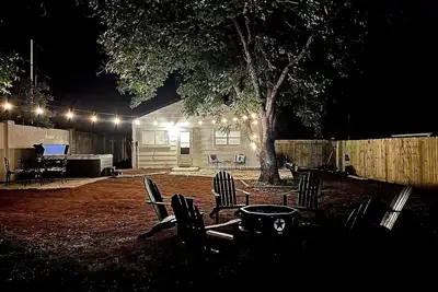 Image de Charming House, Hot Tub, Fire Pit, 1 block to Main