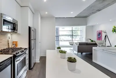 Image de 100% Walk Score! New Large, High Ceilings, Designer Luxury Open Style Live/Work!