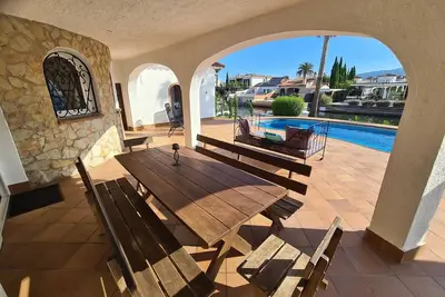 Image de Villa Assisi sur canal avec piscine & amarre 20m