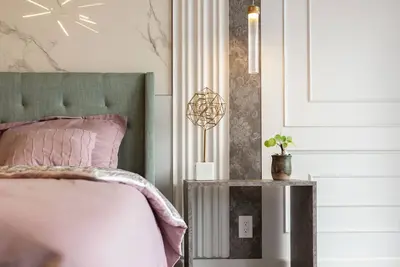 Image de Boutique retreat with lake view.