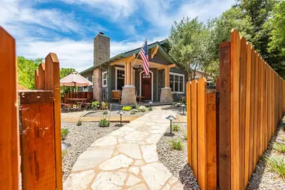 Image de Downtown Craftsman Style home is Colorful and Comfy, Walk to Everything!