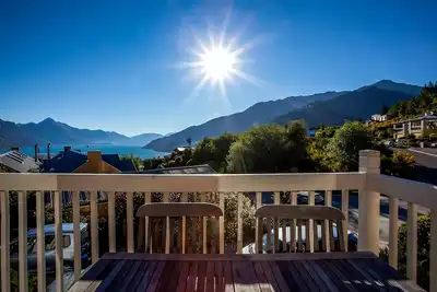 Image de Queenstown Hill townhouse with lake views