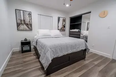 Image de #19 Beautifully styled modern home in Hyde Park Unit B