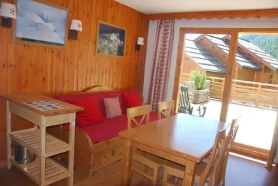 Image de joli appartement et sa grande terrasse avec un accès direct aux pistes