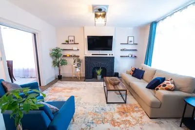 Image de Centrally located renovated historic home