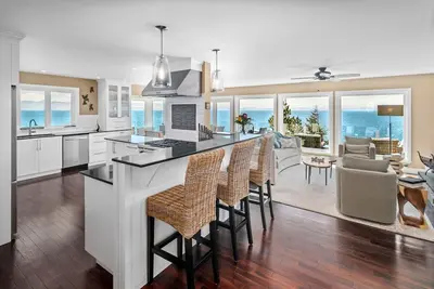Image de French Beach Ocean Front Executive Home