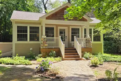 Image de Bright Scandinavian-style cottage with large, private wooded yard