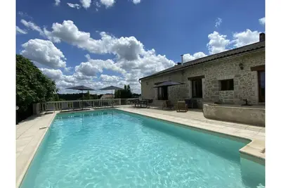 Image de Belle maison avec piscine chauffée et vue imprenable.