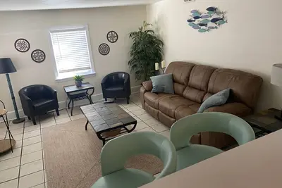 Image de 6 Blocks to the beach - beach bungalow style apartment