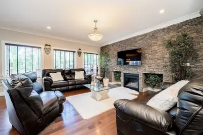 Image de Luxury home 3700 sq with jetted tub \/ 4 fireplaces \/ sleep 9