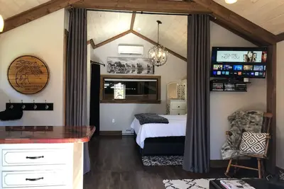 Image de Waynesville Horse Farm Converted Hay Loft - Horses Below!