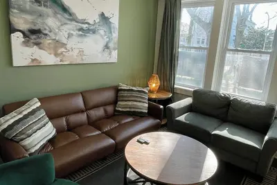 Image de Stylish comfortable 3br with tons of natural light