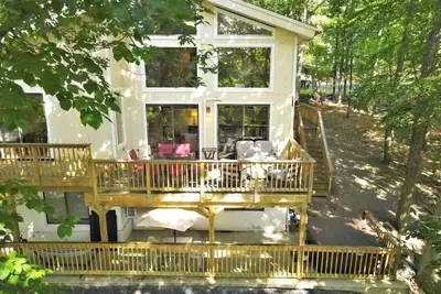 Image de Lakefront with Kayaks, Canoe, Wood-Burning Fireplace, Pool, Hot Tub, and FirePit