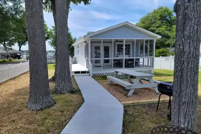 Image de Blue Heron Cottage is cozy & convenient. Renovated March 2023!