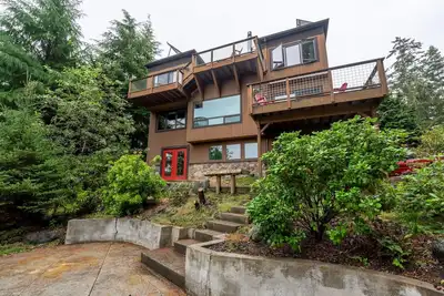 Image de Deception Pass home with forest and bay views