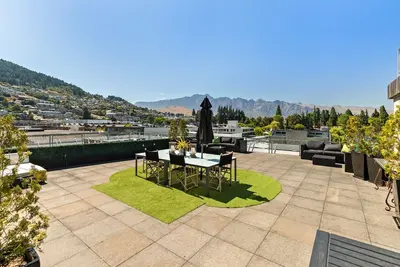 Image de Sun-splashed outdoor living on Queenstown’s largest private scenic balcony