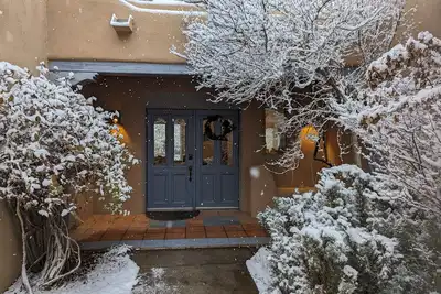 Image de Adorable Adobe Taos - excellent location!