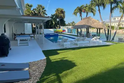 Image de New Luxury Rental; Spacious outdoor living; Brand New Pool & Spa + big boat dock