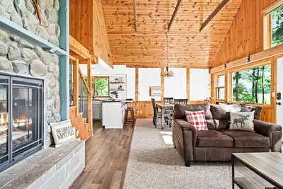 Image de Secluded 4-season cabin w/private waterfront, epic game room & mins from trails