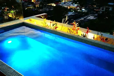 Image de Brand New Build - Location, Location, Pool Roof Top.