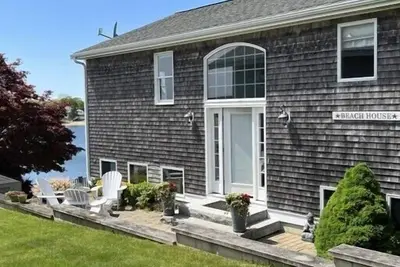 Image de Peaceful waterfront home with a spacious deck and four bedrooms.