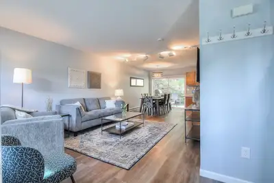 Image de Bright, open concept townhouse with gorgeous view of downtown Juneau!