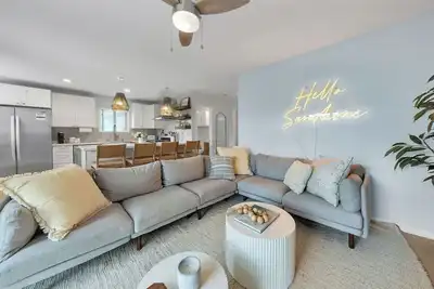 Colorful & Comfy Gem: Close to Beach - Yard - Pkg