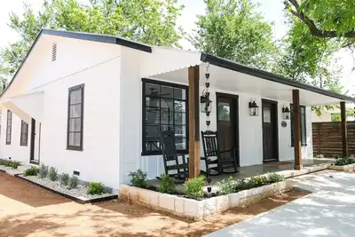 Image de Pansy House @ The Briarpatch! Location, Location, Location!