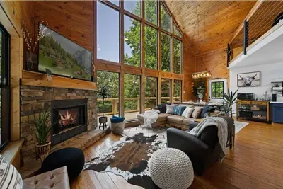 Image de Embrace mountain life in a chic mountain retreat. Secluded, Hot tub & Fire pit