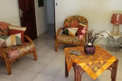 Image de Bas de Villa, joli jardin en bordure de mer.