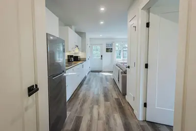 Image de Bright & spacious 1 bedroom suite by the beach!