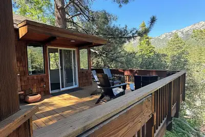 Image de Sleek & cozy treehouse cabin w/ brand new bathrooms, walk to town, A+ views!