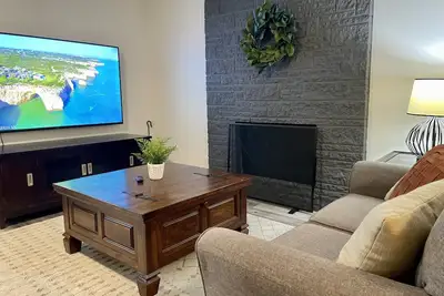 Image de The Cozy Edge - 2br Home with warm fireplace!