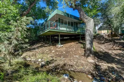 Image de Modern cabin hidden among the trees-- Unwind and relax on the porch creek-side.