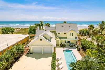 Image de Private Resort! Beachfront home w/pool & hot tub and five en suite rooms