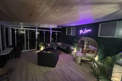 Image de Year Round Secluded Retreat in Port Franks Close to Private Beach. Hot Tub!