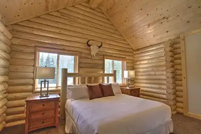 Image de Log home-4. 9 miles from Yellowstone's west gate! Great for snowmobiler groups.