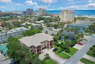 Image de Beautiful & Spacious 2br/2ba Beach Condo