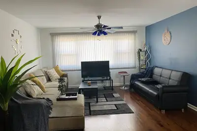 Image de Lovely 3 Bedroom Apartment with ample street parking
