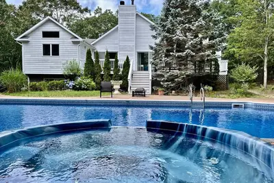 Image de 5 Bedroom in Hampton Bays. Two separate living areas.