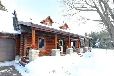 Image de Country Living Custom Built Log Home with Hot Tub and Sauna