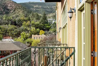 Image de The Owl's Nest @ Manitou: Mtn Views on Main Street