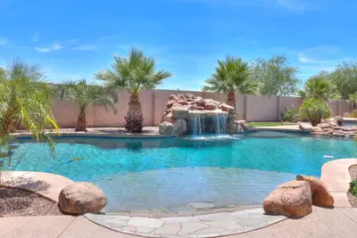 Image de Desert Oasis! Resort Style Backyard!