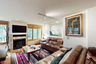 Image de Fantastic mountain condo in downtown with hot tub, patio & fireplace