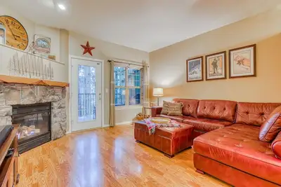 Image de Three-story retreat with a gas fireplace plus access to pool, hot tub, & sauna
