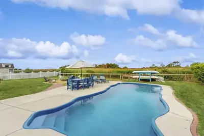 Image de Bayfront home with great views, pool, hot tub, deck, sunroom, & dock - dogs Ok