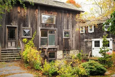 Image de Charming Converted Barn and Cottage walk to the Fire Island Ferry, rental by mo.