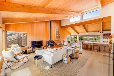 Image de Dreamy coastal home near the bluffs with trails, grill, deck & pool