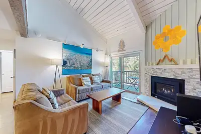 Image de Lovely mountain view condo with pool, hot tub, sauna, & balcony