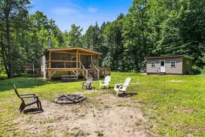 Image de Riverfront home with huge screened deck - dog-friendly, fireplace & fast WiFi